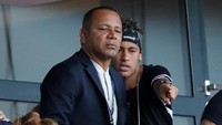Kira-kira apa yang Neymar bicarakan dengan ayahnya ya? (Foto: REUTERS/John Schults)