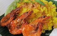 Menu Harian Ramadhan ke-24: Resep Nasi Kuning Enak dengan Lauk Sambal Udang dan Sosis