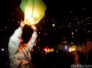 Ribuan Lampion Diterbangkan di Candi Arjuna Dieng