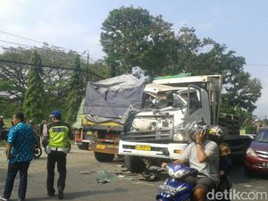 2 Truk Adu Banteng di Purworejo