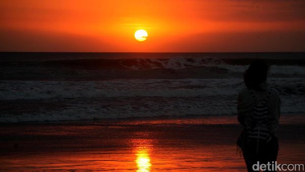 Menikmati Pesona Sunset di Pantai Kuta