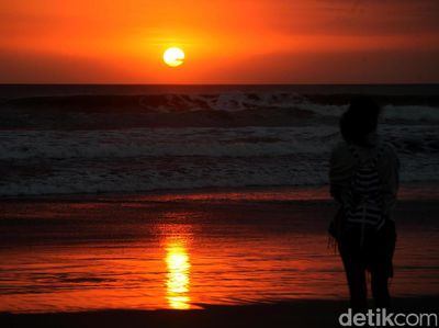 Menikmati Pesona Sunset di Pantai Kuta