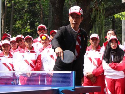 Melihat Keseruan Jokowi Main Tenis Meja