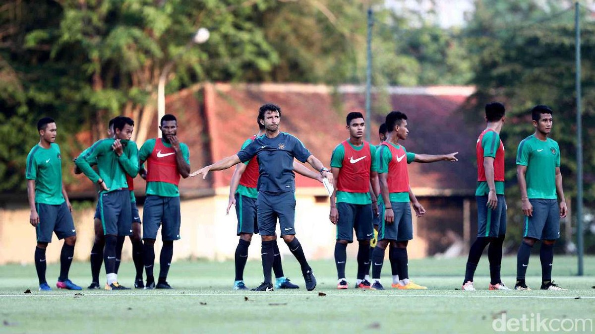 Luis Milla tutup mulut mengumumkan lebih dulu susunan pemain ke SEA Games kepada yang bersangkutan, barulah mengumumkannya kepada media. (Grandyos Zafna/detikSport)