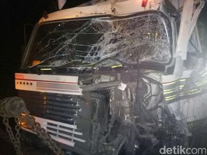 Truk Tronton Seruduk Bus Pariwisata di Purbaleunyi, 2 Orang Tewas