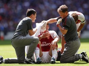 Ditengok Gary Cahill Usai Dicederai, Mertesacker Mengapresiasi