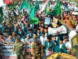Ribuan Santri Banyumas Aksi Tolak Program Lima Hari Sekolah