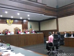 Bacakan Pleidoi, Basuki Bantah Beri Uang ke Patrialis Akbar