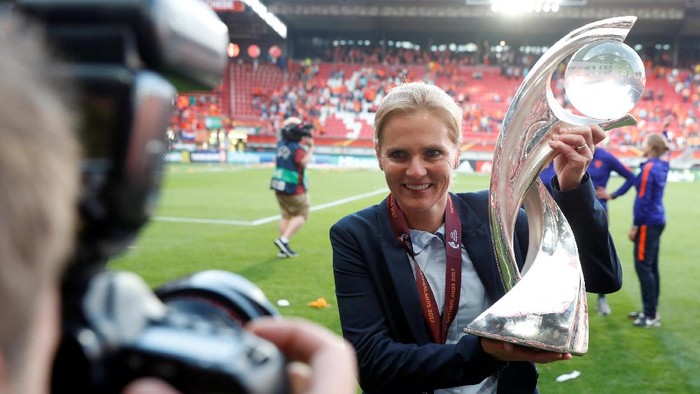 Soccer Football - Netherlands vs Denmark - Womens Euro 2017 Final - Enschede, Netherlands - August 6, 2017  Netherlands coach Sarina Wiegman celebrates with the trophy after winning the Euro 2017 Final   REUTERS/Yves Herman