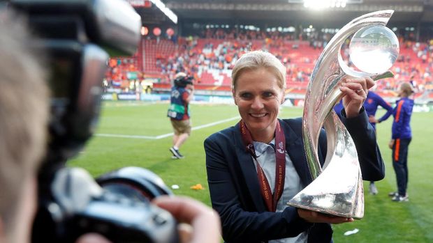 Soccer Football - Netherlands vs Denmark - Women's Euro 2017 Final - Enschede, Netherlands - August 6, 2017  Netherlands coach Sarina Wiegman celebrates with the trophy after winning the Euro 2017 Final   REUTERS/Yves Herman