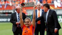 Lieke Martens terpilih sebagai pemain terbaik sepanjang turnamen. (Foto: REUTERS/Yves Herman)