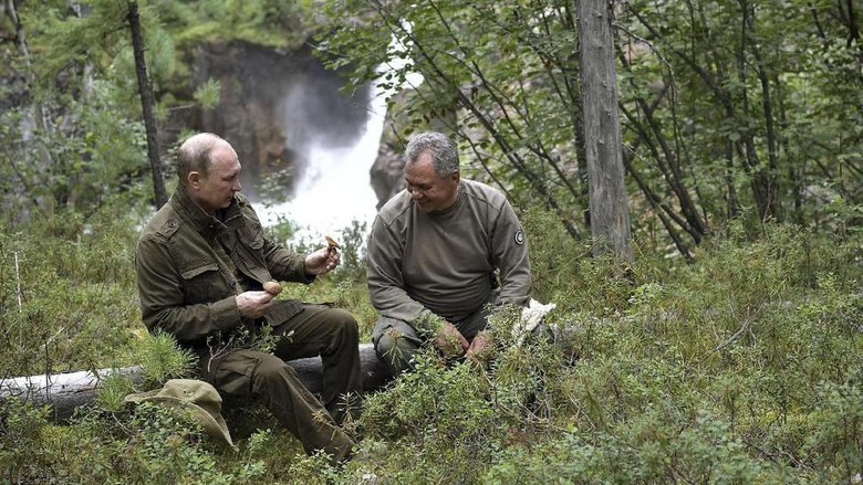 Vladimir Putin bersama Sergei Shoigu (AFP PHOTO / SPUTNIK / Alexey NIKOLSKY)
