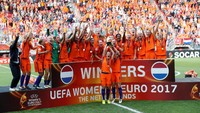 Buat Timnas Putri Belanda, ini merupakan titel mayor pertama mereka. Hasil itu didapat saat mereka bermain di kandang sendiri, Stadion De Grolsch Veste. (Foto: REUTERS/Yves Herman)