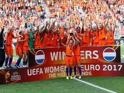 Buat Timnas Putri Belanda, ini merupakan titel mayor pertama mereka. Hasil itu didapat saat mereka bermain di kandang sendiri, Stadion De Grolsch Veste. (Foto: REUTERS/Yves Herman)