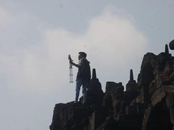 Heboh Pria Panjat Dinding Candi Borobudur dan Asyik Selfie