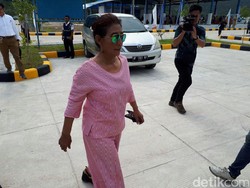 Pakai Baju Pink, Susi Temui Nelayan di Natuna