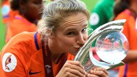 Vivianne Miedema mencetak dua gol dalam laga final. Ini ekspresi kegembiraan dia saat mencium trofi juara (Foto: REUTERS/Toussaint Kluiters)
