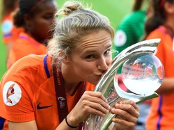 Vivianne Miedema mencetak dua gol dalam laga final. Ini ekspresi kegembiraan dia saat mencium trofi juara (Foto: REUTERS/Toussaint Kluiters)