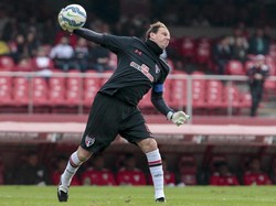 Rogerio Ceni adalah pesepakbola yang berprofesi sebagai kiper. Dia sangat raji menjadi seksekutor bola mati dan sudah bikin 59 gol dari tendangan bebas. (Foto: Miguel Schincariol/Getty Images)