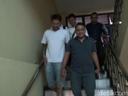 Didampingi Mieke, Tora Sudiro Dibawa ke RSKO Cibubur