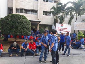 Pegawai JICT yang Masuk Kerja Dikawal Petugas Keamanan Pegawai JICT yang Masuk Kerja Dikawal Petugas Keamanan