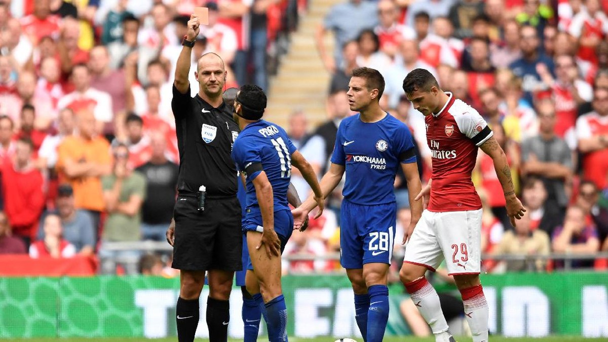 Pedro mendapat kartu merah dari wasit (Foto: Action Images via Reuters/Tony OBrien)