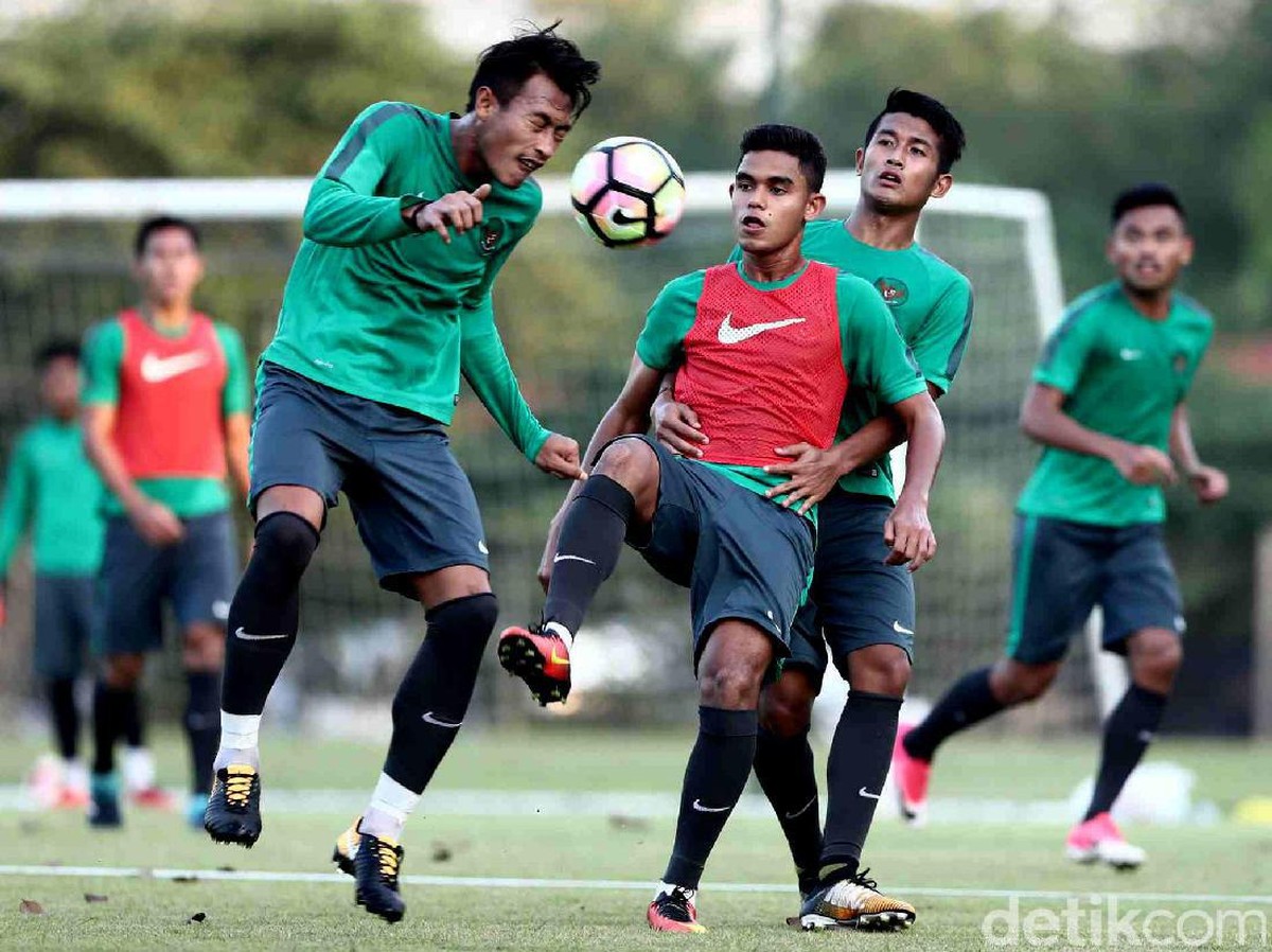 Hansamu Yama Pranata dalam latihan bersama timnas Indonesia U-22 (Foto: Grandyos Zafna/detikcom)