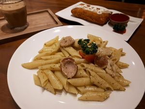 Doppio Coffee: Enaknya Menghirup Doppio Cube Beraroma Karamel Sambil Ngemil Risoles