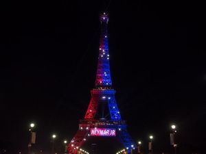 Pria Berpisau Ditangkap Polisi di Menara Eiffel
