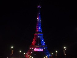 Pria Berpisau Ditangkap Polisi di Menara Eiffel