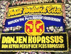 Mendiang Basofi Tiba di Rumah Duka, Sejawat Datang Melayat