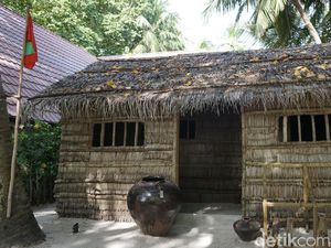 Rumah Asli Maldives dan Tatakan Al Quran