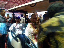 Saat Para Pelajar Kagumi BJ Habibie di Pameran Teknologi Bekraf