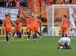 Babak pertama tuntas sama kuat 2-2 karena Denmark berhasil menyamakan kedudukan melalui Harder. (Foto: REUTERS/Toussaint Kluiters)