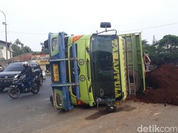 Truk Bermuatan Pasir Terguling di Cileunyi