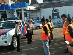 Polrestabes Bandung Latih Pak Ogah untuk Bantu Atur Lalin