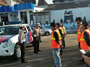Polrestabes Bandung Latih Pak Ogah untuk Bantu Atur Lalin Polrestabes Bandung Latih Pak Ogah untuk Bantu Atur Lalin