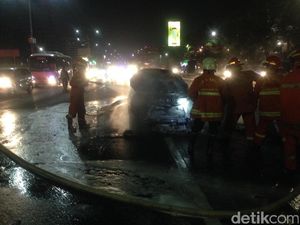 Mobil Terbakar di KM 1 Tol Dalkot Arah Cawang Berhasil Dipadamkan