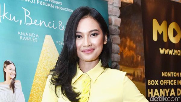 Pesona Indah Permatasari dengan Busana Kuning