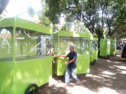 Pemkab Garut Bagikan Gerobak Gratis untuk Ratusan PKL