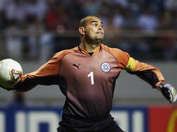 Jose Luis Chilavert pantas berada di posisi penjaga gawang line up pemain paling kontroversiap. Kiper yang jago mengeksekusi bola mati ini pernah berseteru dengan Roberto Carlos setelah meludahi bek asal Brasil itu. (Shaun Botterill/Getty Images)