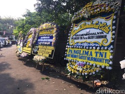 Jejeran Karangan Bunga Elite TNI untuk Almarhum Basofi Sudirman