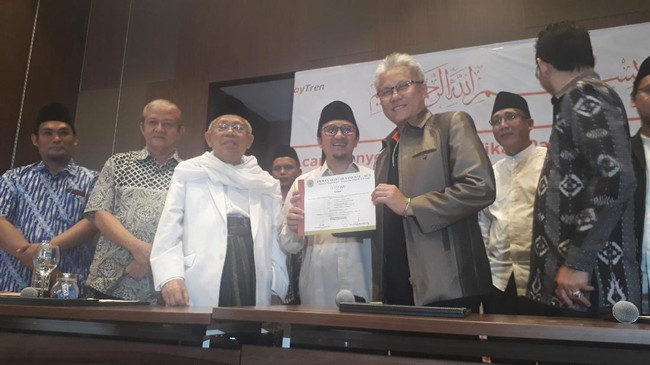 Ketum MUI Serahkan Sertifikat Syariah ke PayTren Yusuf Mansyur