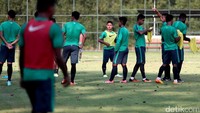 Para pemain mulai masuk ke dalam lapangan pada pukul 16.00 WIB, di buka dengan sesi berdoa di tengah lapangan. Tak lama berselang, para pemain melakukan stretching sambil melakukan passing secara bergantian.