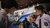 Foto: Melihat Miniatur Pesawat R 80 Karya Habibie