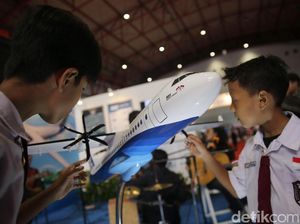 Foto: Melihat Miniatur Pesawat R 80 Karya Habibie