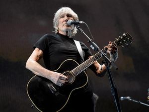 Dikritik karena Anti-Trump, Bassist Pink Floyd: Nonton Saja Kardashians!