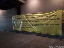 Apartemen Green Pramuka Pasang Banner Hapus Tarif Langganan