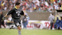 Jorge Campos adalah kiper nyentrik lainnya yang punya gol sangat banyak. Aktif bermain sejak 1988 sampai 2004, kiper asal Meksiko ini membuat 46 gol. (Foto: Stephen Dunn /Allsport)