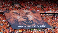 Poster besar yang dibentangkan fans Timnas Putri Belanda. Dukungan sekitar 29.000 fans yang memadati stadion dibalas dengan diraihnya trofi juara. (Foto: REUTERS/Yves Herman)